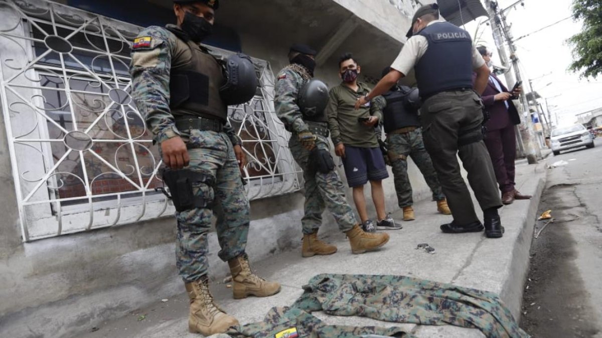 El sospechoso fue entregado a la Policía Nacional, por haber cometido un delito de usurpación de uniforme e insignias.