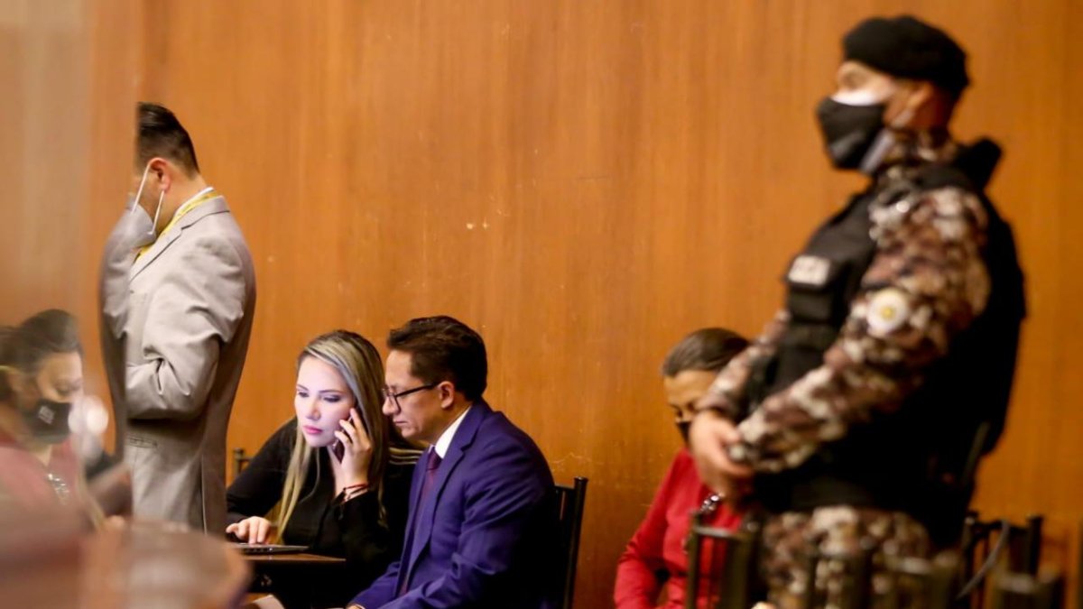 Carrión se reunió en la Asamblea con su esposa Priscila Schettini bajo la atenta mirada de los agentes penitenciarios.