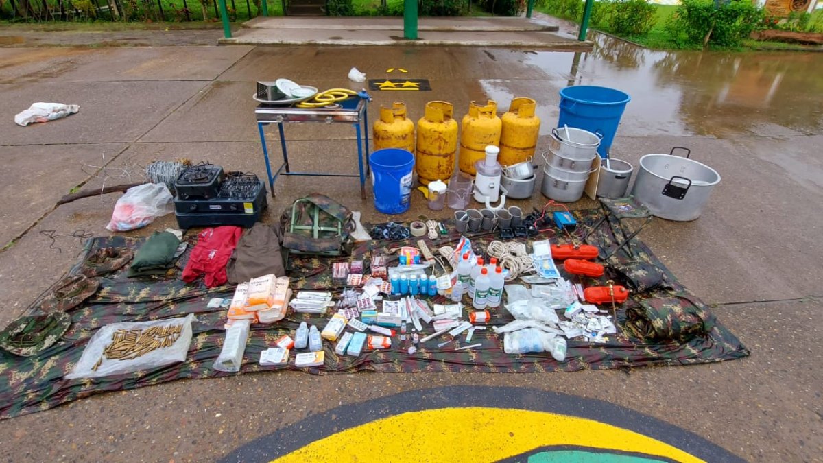 Los uniformados hallaron 85 municiones de calibre 5.56, ropa de tipo militar, materiales de intendencia, cargadores de radios de comunicaciones.