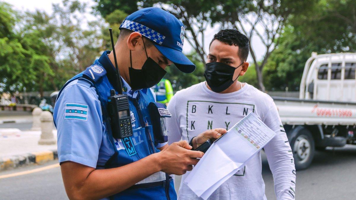 Agentes de tránsito realizan controles en la ciudad.