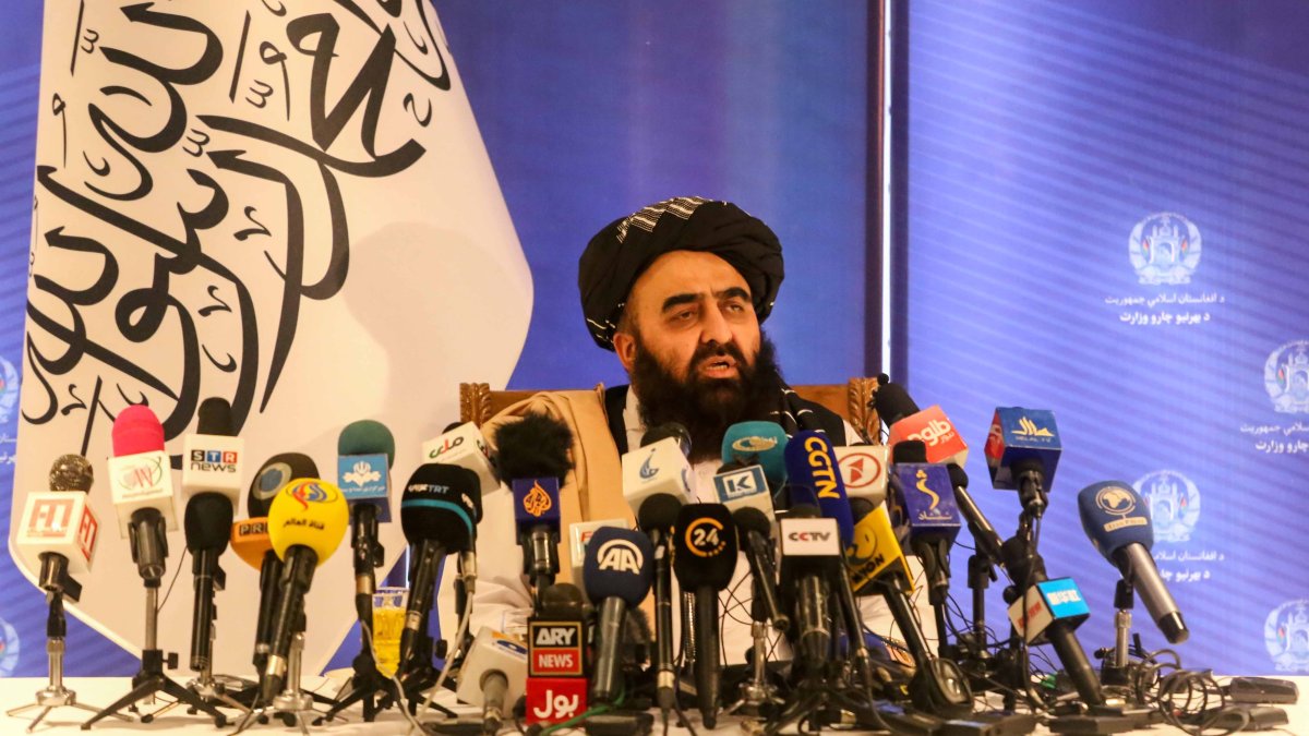 Amir Khan Muttaqi durante una rueda de prensa.