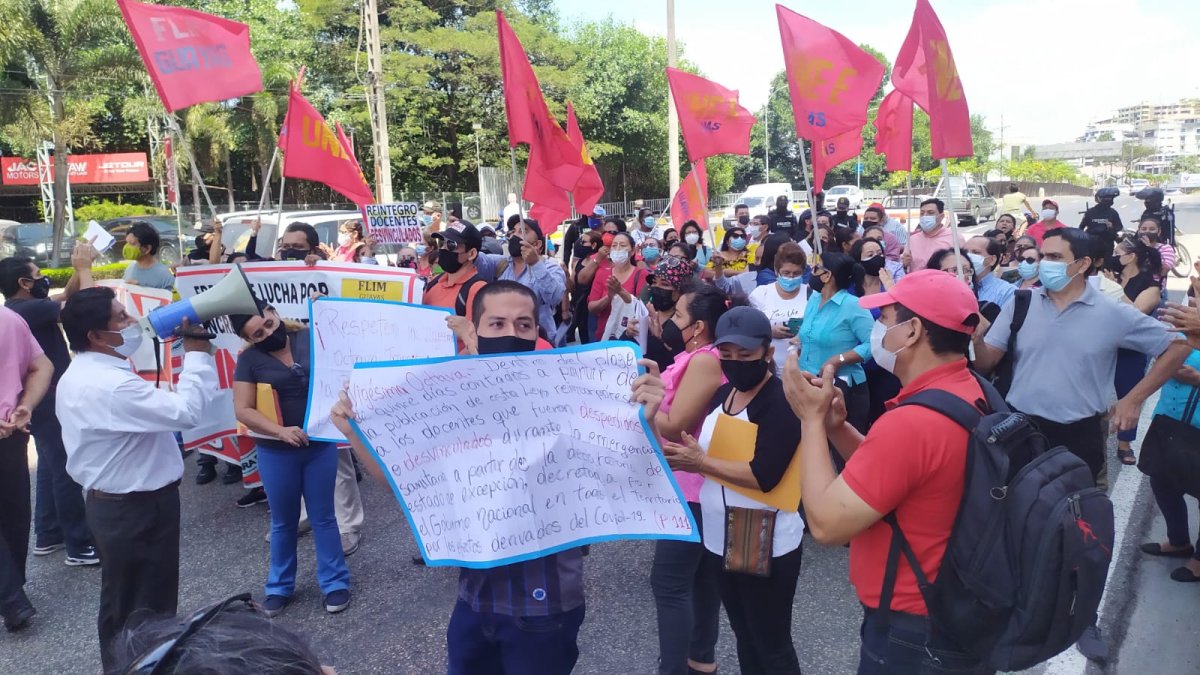 Los maestros bloquearon un tramo de la avenida Plaza Dañín, en el norte de Guayaquil.