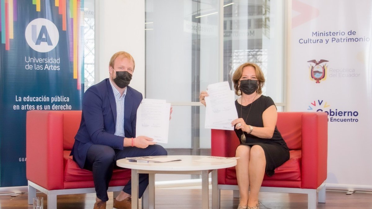 Bradley Hilgert, vicerrector académico y Elena Machuca, ministra de Cultura y Patrimonio, firmaron el documento.