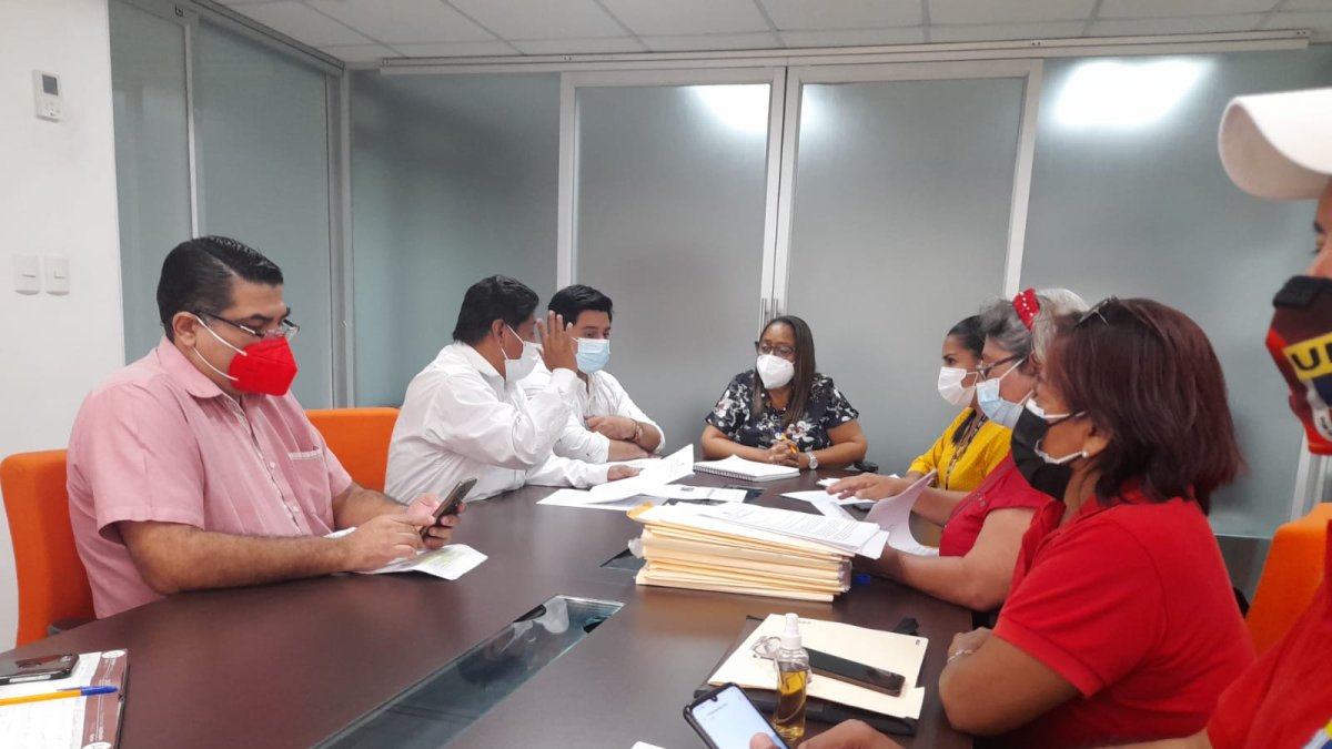 Yadira Blakman, subsecretaria de Educación de la Zona 8, se reunió con dirigentes de la UNE-Guayas.