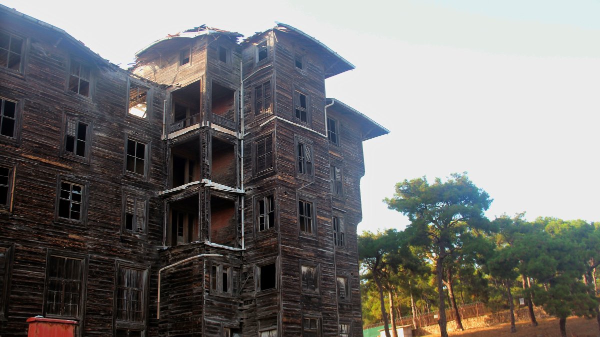 Cinco y hasta seis plantas de altura de un edificio de madera, que poco a poco se ha ido deteriorando. EFE/ Ilya U. Topper