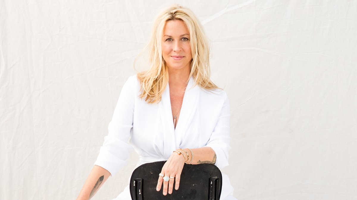 Alanis Morissette critica a quienes la cuestionan por haber esperado 30 años para denunciar el hecho.