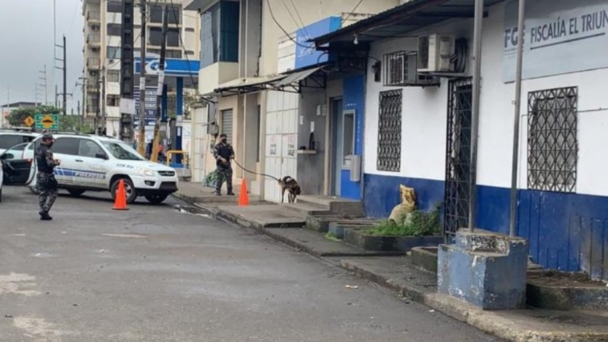 Evidencias. Miembros de Criminalística de la Policía y agentes de la Fiscalía recogieron indicios del hecho.