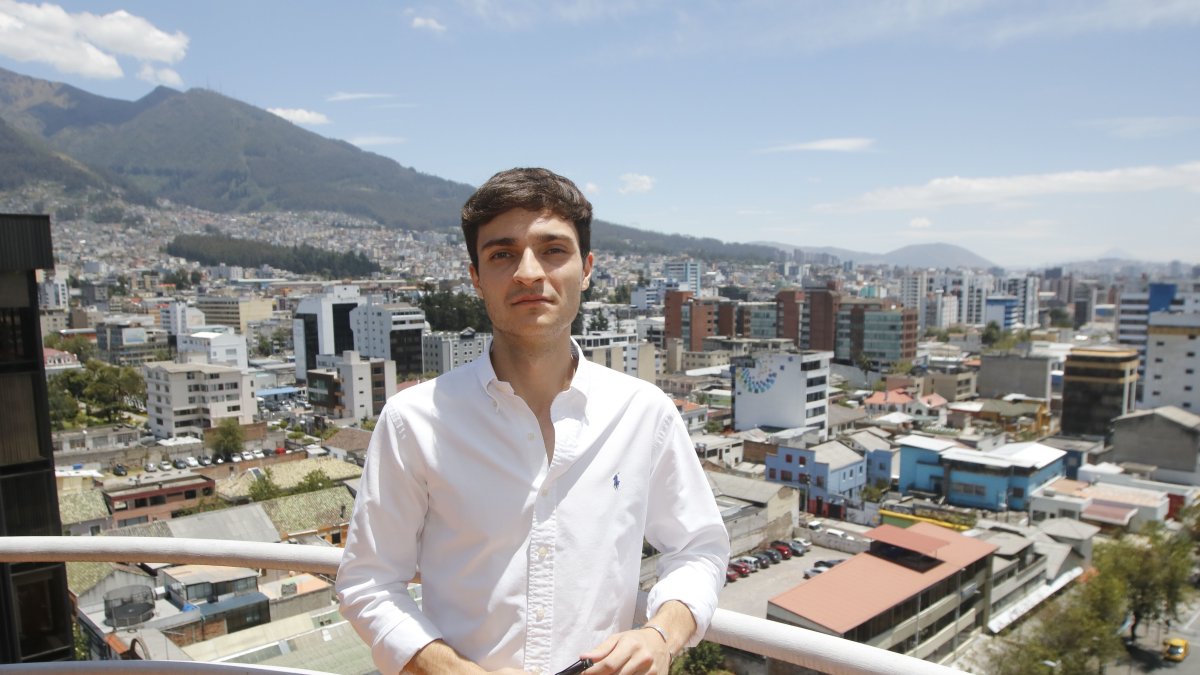 El periodista español está en Quito para investigar más sobre el financiamiento al partido Podemos.