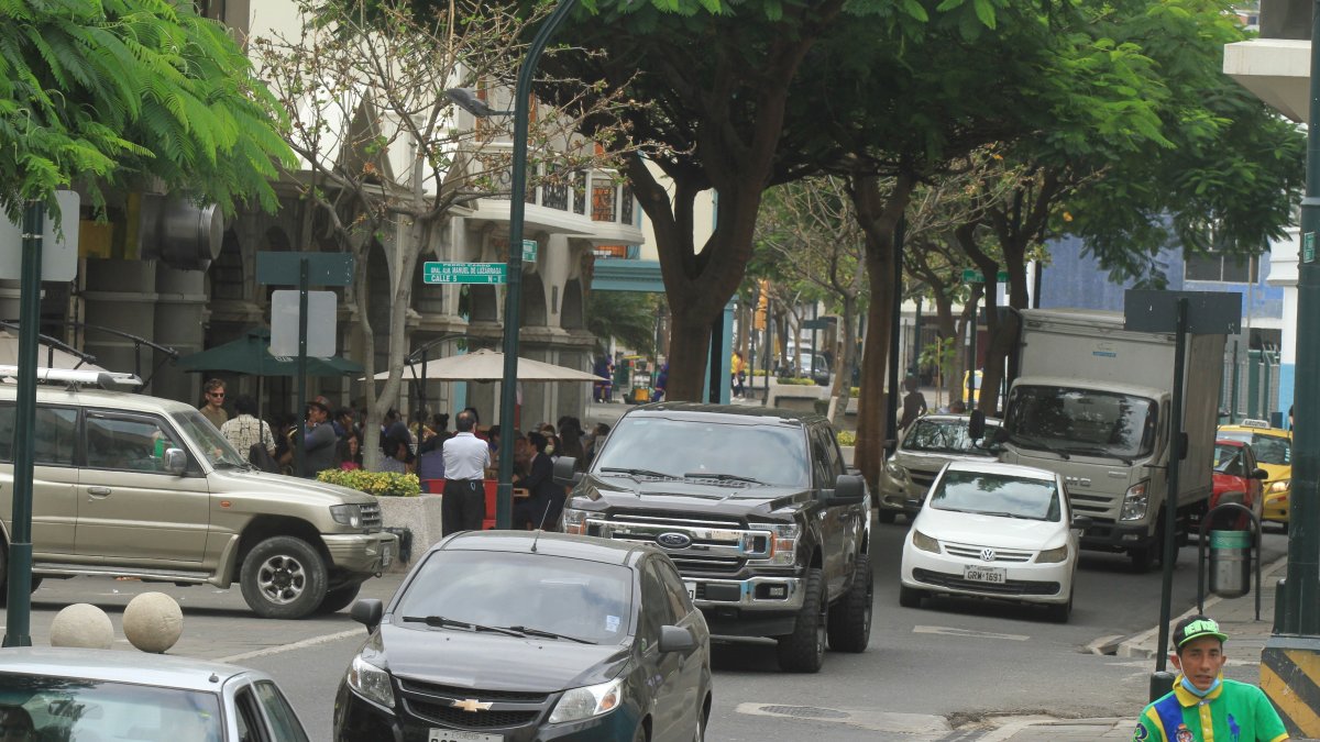 os negocios. Al pie de los restaurantes, los vehículos se estacionan para dejar a los visitantes, mientras el conductor da vueltas hasta hallar un sitio.