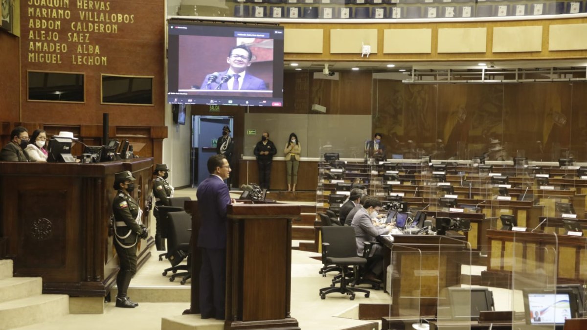 Defensa. El funcionario fue conducido desde la cárcel 4 de Quito hasta el Pleno de la Asamblea.