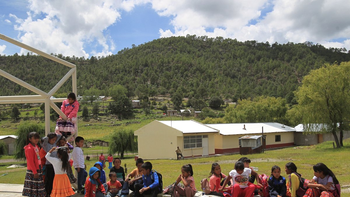 Un grupo de niños espera donaciones de víveres y útiles en el municipio de Guachochi.