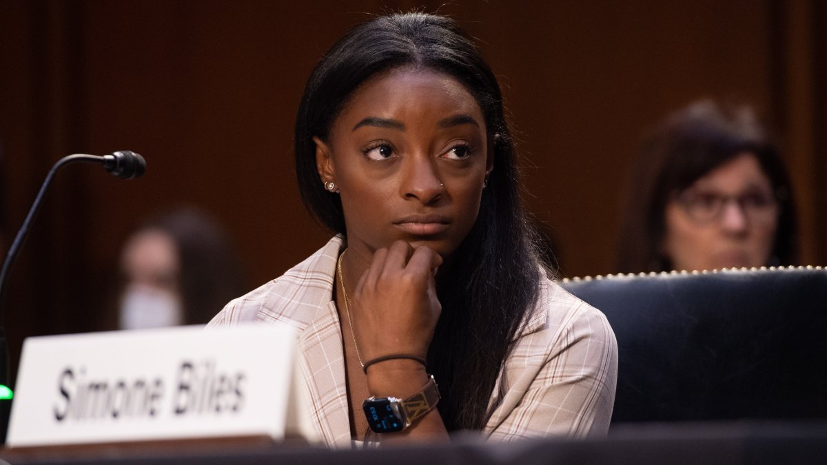 La gimnastas olímpicas Simone Biles participa en el Senado estadounidense en una audiencia sobre el caso de abuso sexual de Larry Nassar.