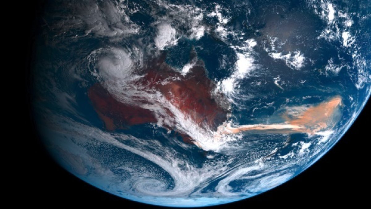 Imagen de satélite que muestra el humo de los incendios forestales australianos de 2019-2020 cubriendo partes del océano Antártico.