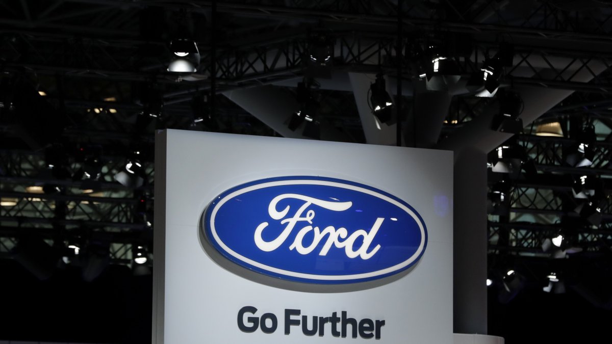 Ford también ha establecido otros programas pilotos de entrega a domicilio con vehículos sin conductor con compañías como la cadena de pizza Domino's y Postmates.