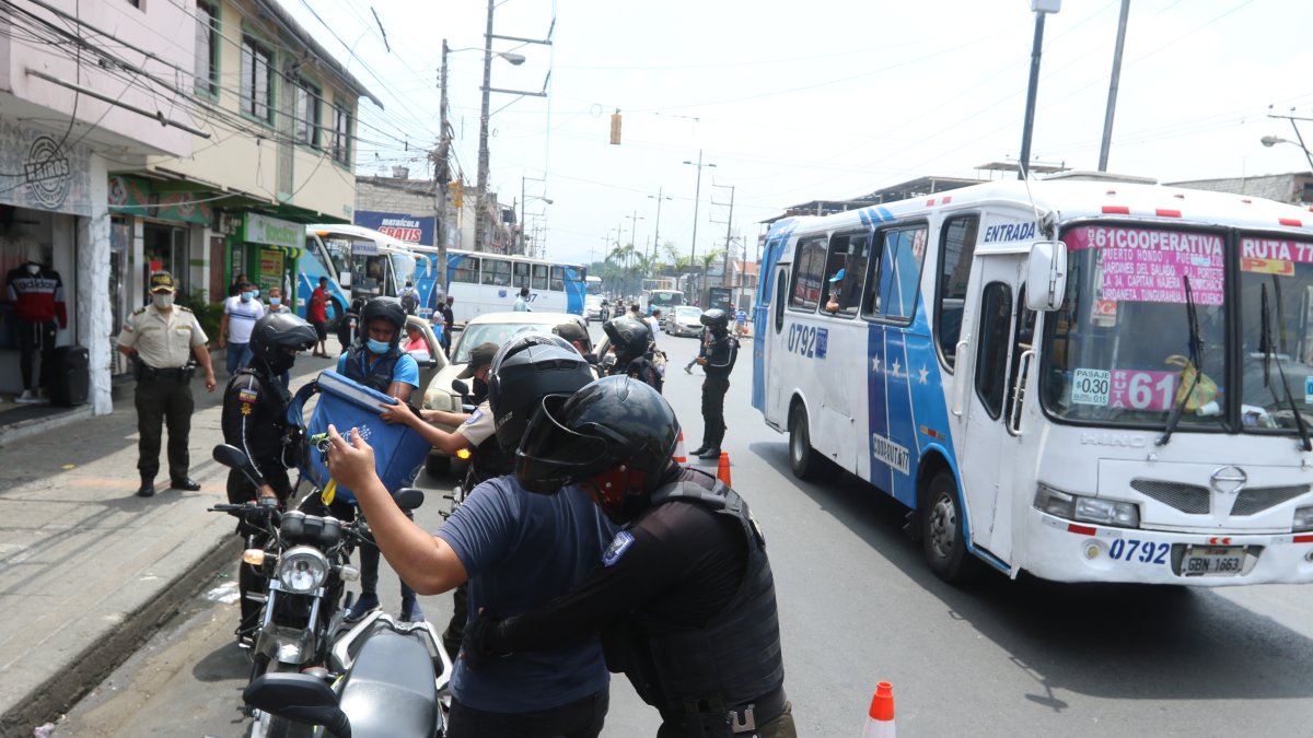 Control. La Policía Nacional realizó un operativo ayer en la avenida Portete.
