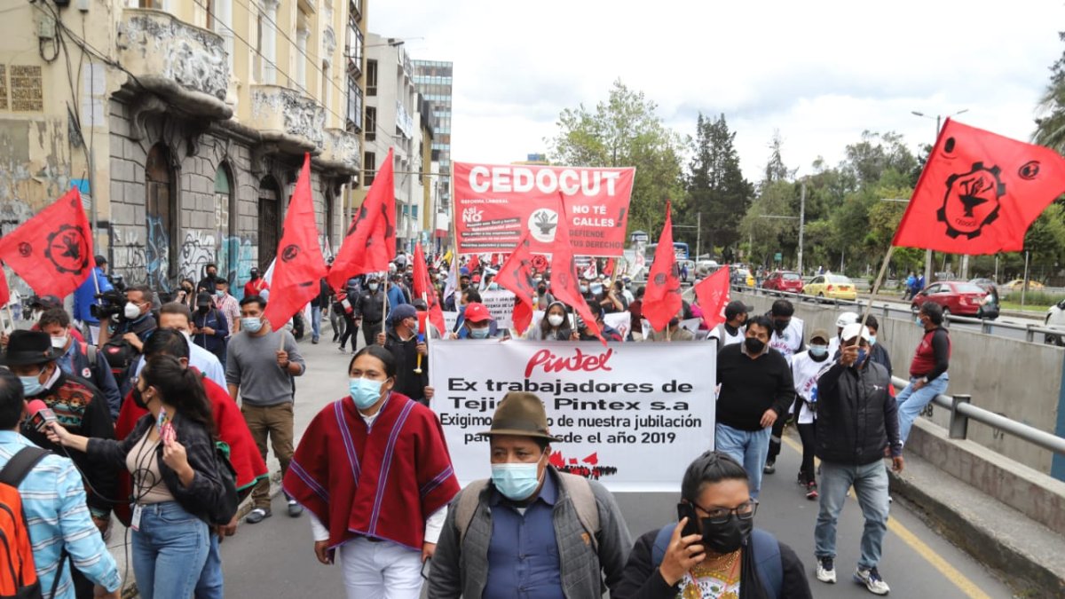 Marcha. Los dirigentes sindicales de línea socialista marcharon por el Centro Histórico de Quito.