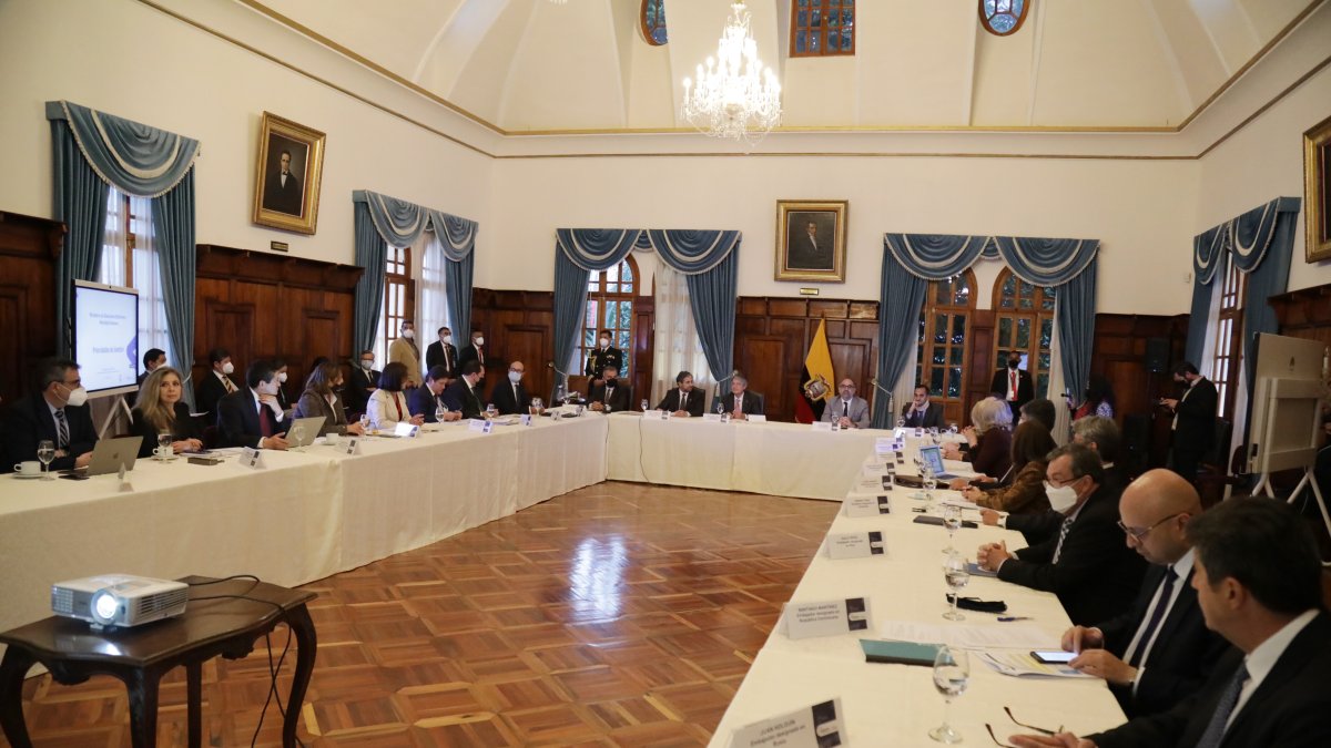 El presidente Guillermo Lasso y el canciller Mauricio Montalvo participaron el pasado lunes en una reunión con el cuerpo diplomático ecuatoriano acreditado en el exterior. El jefe de Estado y el titular de la Cancillería presentaron las líneas de trabajo en materia de política exterior.