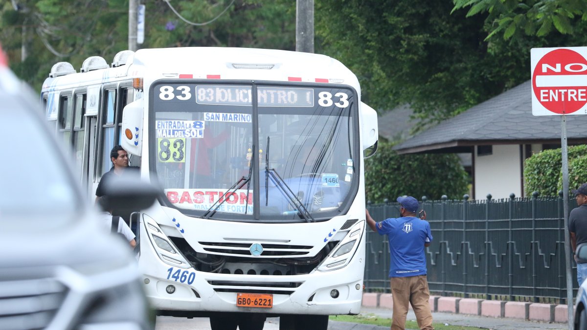 Actividad. En la ciudadela Kennedy, por el parque Japonés, en el norte, ocurre el mismo tipo de práctica. Los pasajeros señalan que esto trae como resultado embotellamientos.
