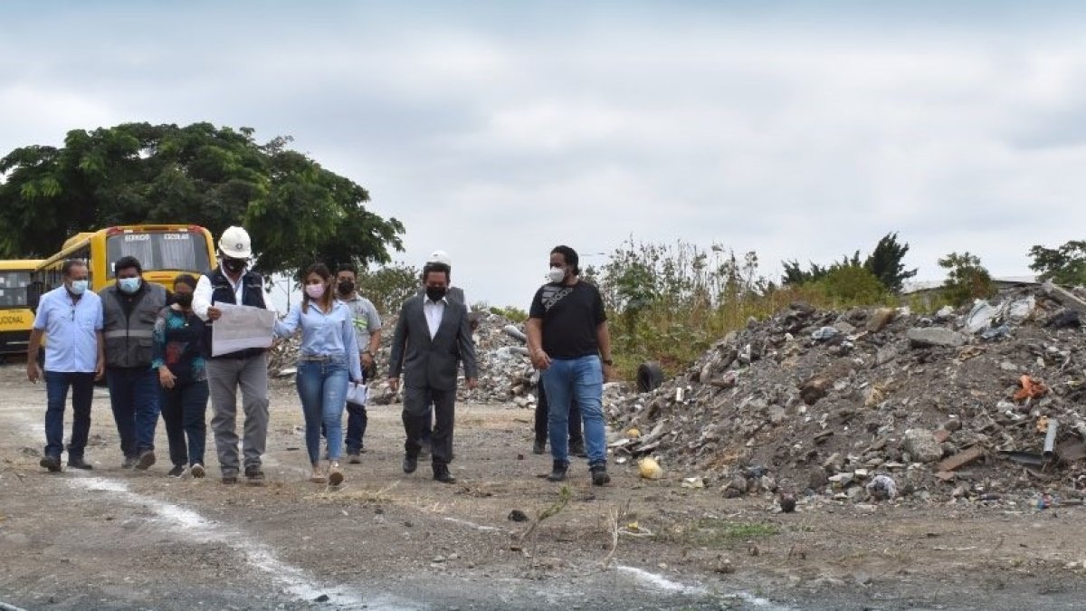 Recorrido. Directivos de la Universidad y el Cabildo supervisan la zona.