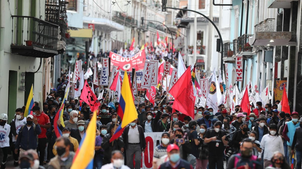Manifestantes participan en una jornada de protestas contra las reformas adelantadas por el Gobierno del presidente Guillermo Lasso.