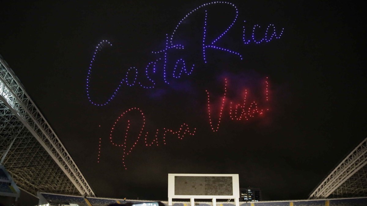 Vista de un mensaje sobre Costa Rica formado por 500 drones manejados por la empresa Intel, durante el cierre de los festejos del bicentenario de la independencia, el 15 de septiembre de 2021 en San José (Costa Rica).