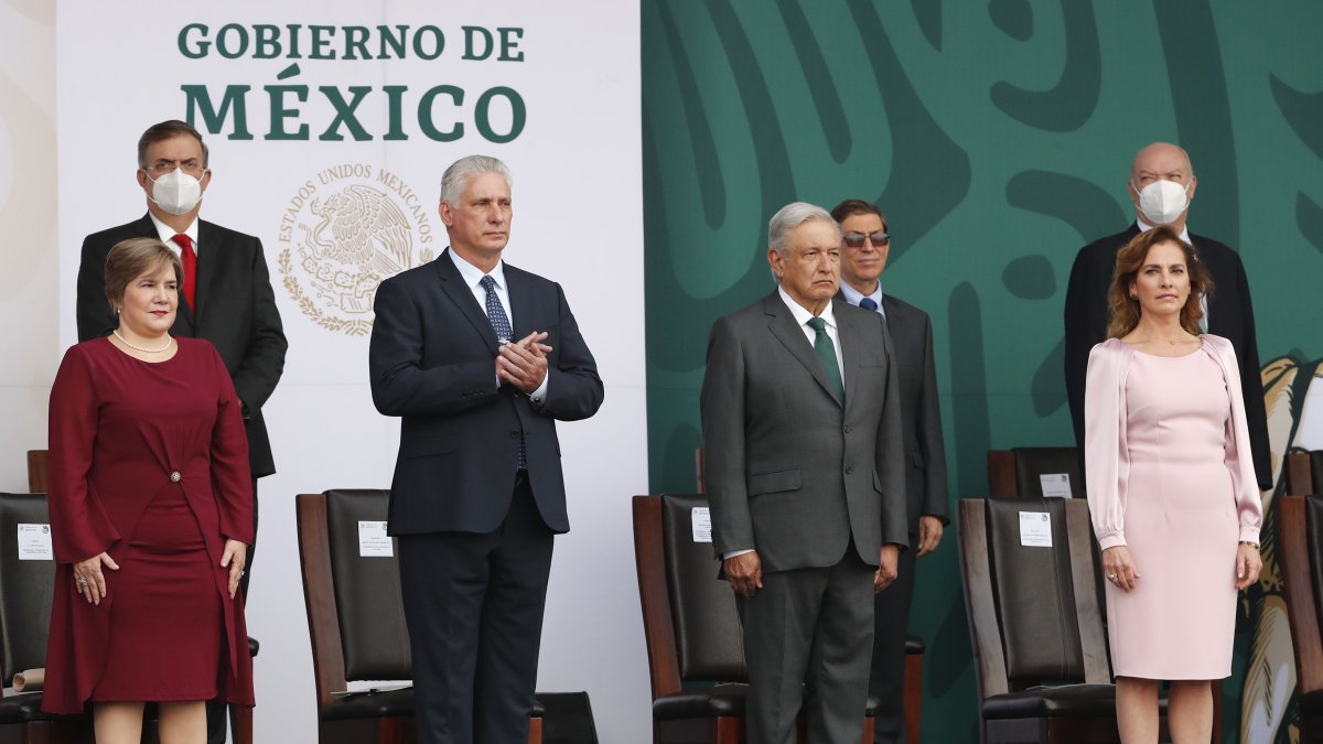 El presidente de Cuba, Miguel Díaz-Canel, invitado especial, y el presidente de México, Andrés Manuel López Obrador (c-d), junto a sus esposas, respectivamente Lis Cuesta Peraza (i), y Beatriz Gutiérrez Múller (d), participan en el desfile militar del 211 Aniversario de la Independencia de México, hoy, en el Zócalo de Ciudad de México (México).