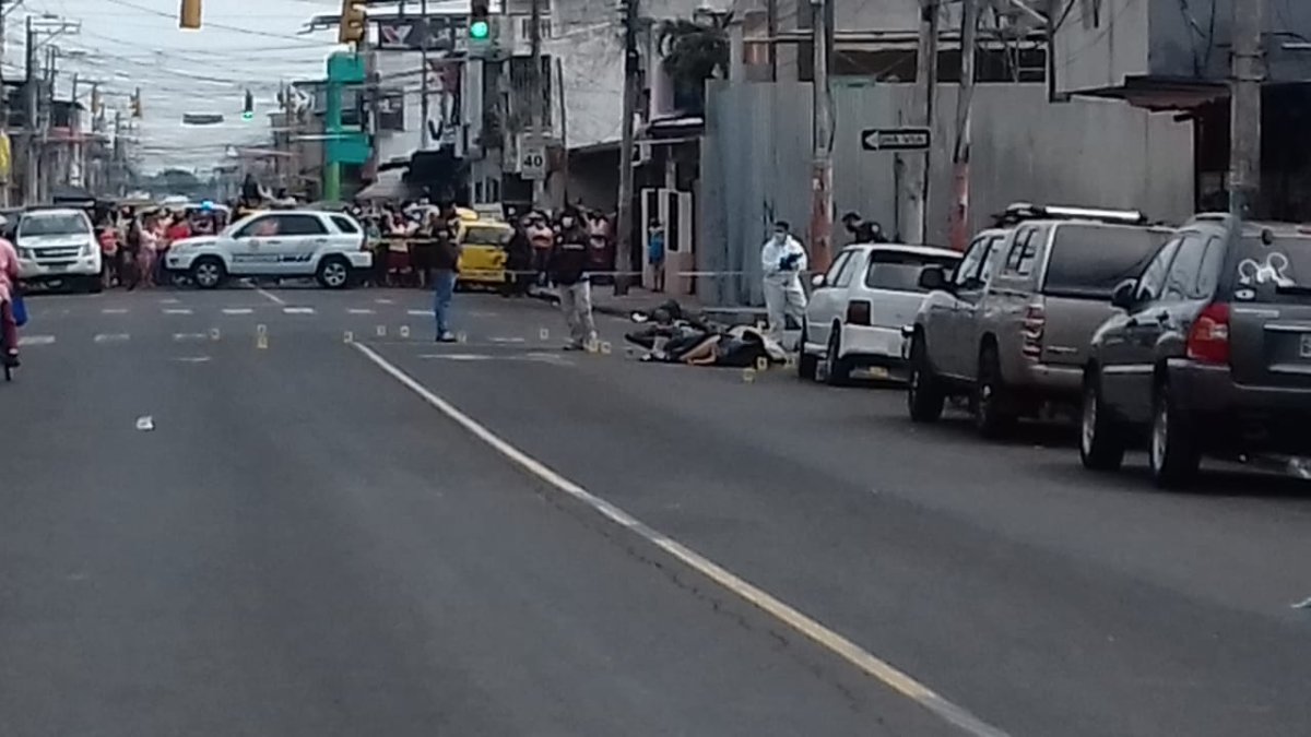 La escena del crimen. Una pareja fue baleada mientras circulaba en una motocicleta. La Policía recogió más de 20 casquillos de bala en el sitio.