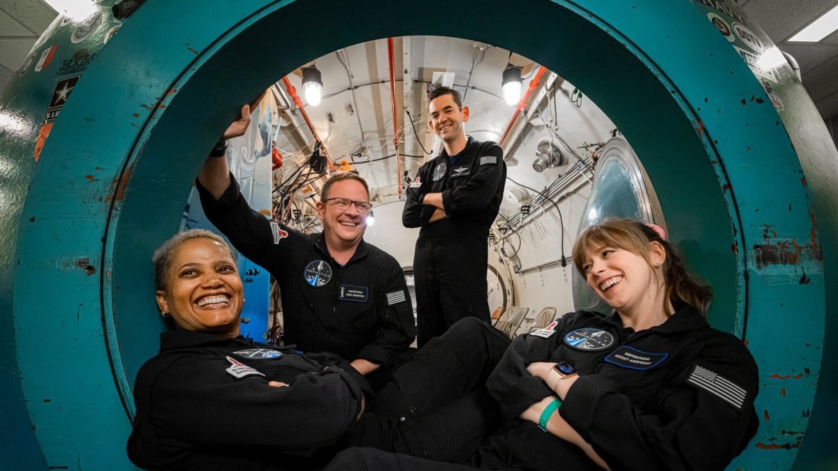 Fotografía del 11 de septiembre de 2021 cedida por Inspiration4 donde aparecen los miembros de su tripulación (i-d) Sian Proctor, Christopher Sembroski.