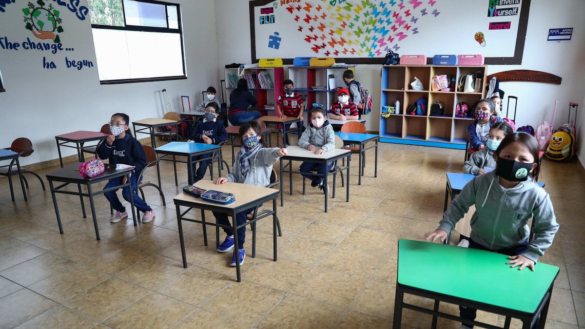 Estudiantes van a clases en una escuela a las afueras de Quito (Ecuador), en una fotografía de archivo.