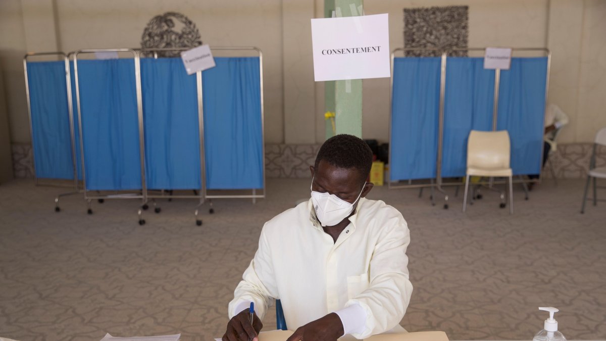 Imagen de archivo de un funcionario fue registrado este lunes al trabajar en el Hospital Saint Damien, durante una jornada de vacunación anticovid, en Puerto Príncipe (Haití).