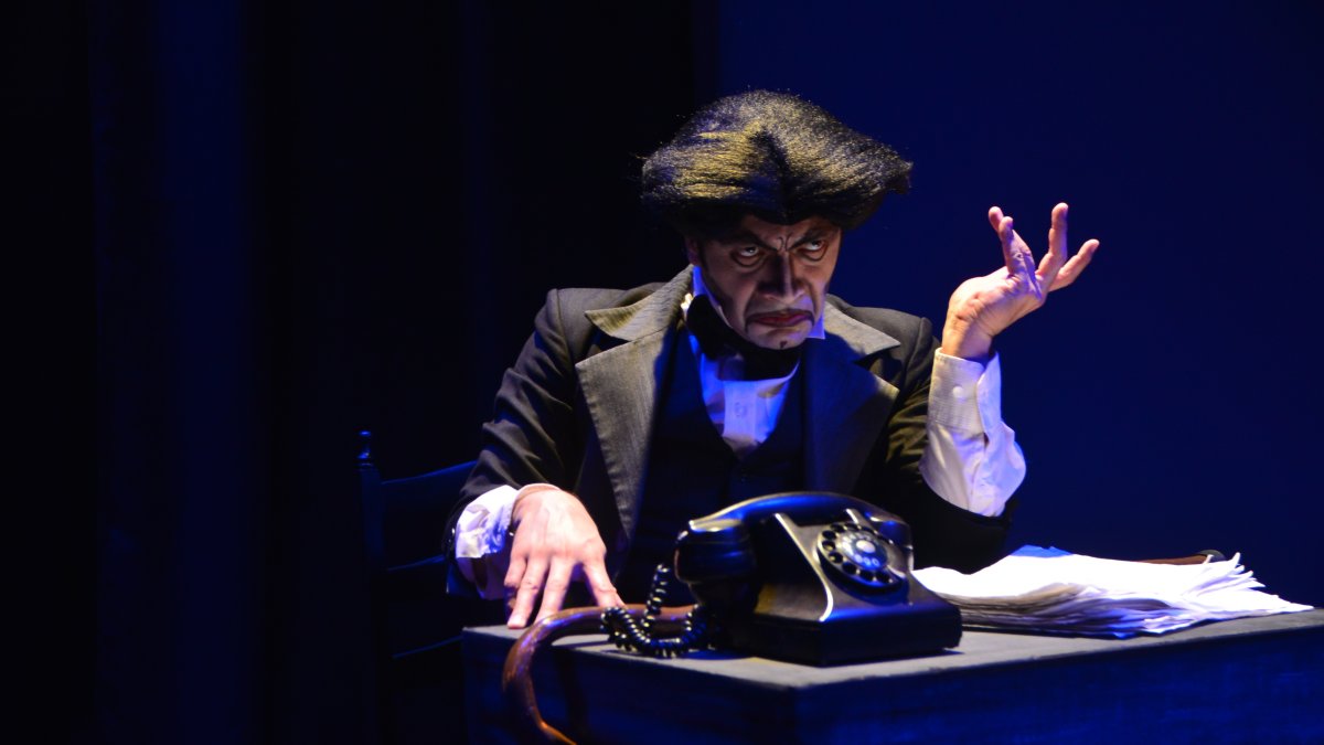 Martín Peña dirige, actúa, escribe y produce esta obra teatral.