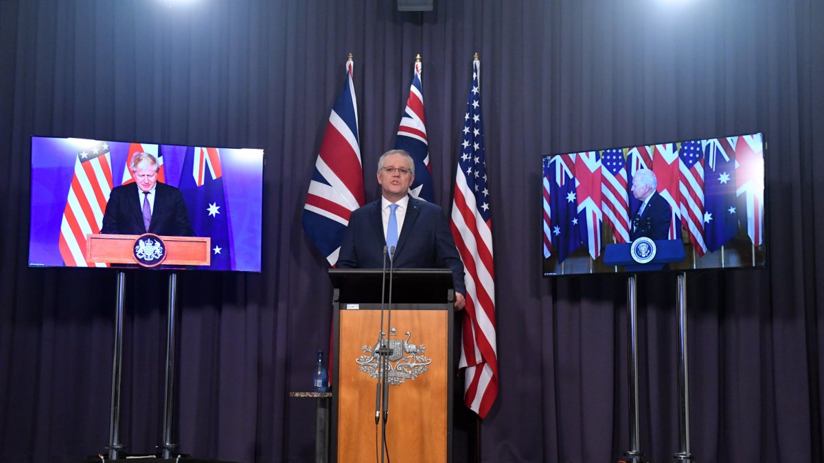 El primer ministro australiano, Scott Morrison (C), en un diálogo virtual con Boris Johnson y Joe Biden. MICK TSIKAS /EFE