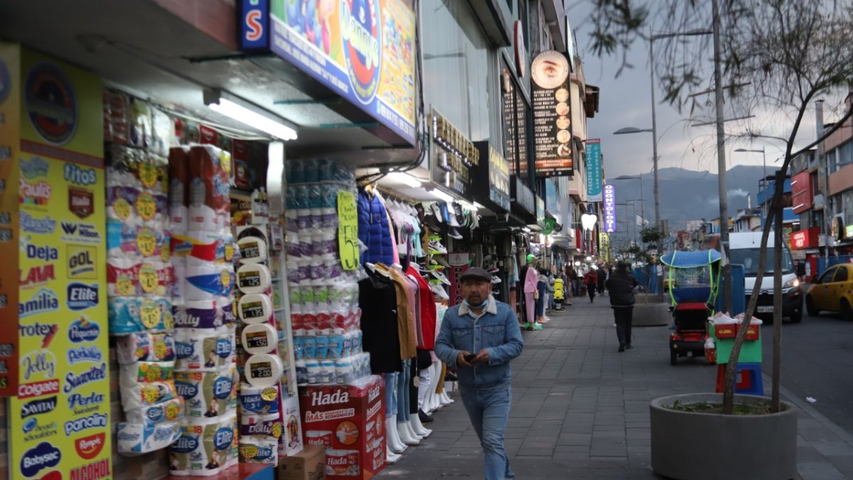 Nocturno. Cuando cae el sol, familias enteras salen a disfrutar de todo lo que ofrece la J. Bagatelas, ropa y hasta comida típica se ofertan allí.
