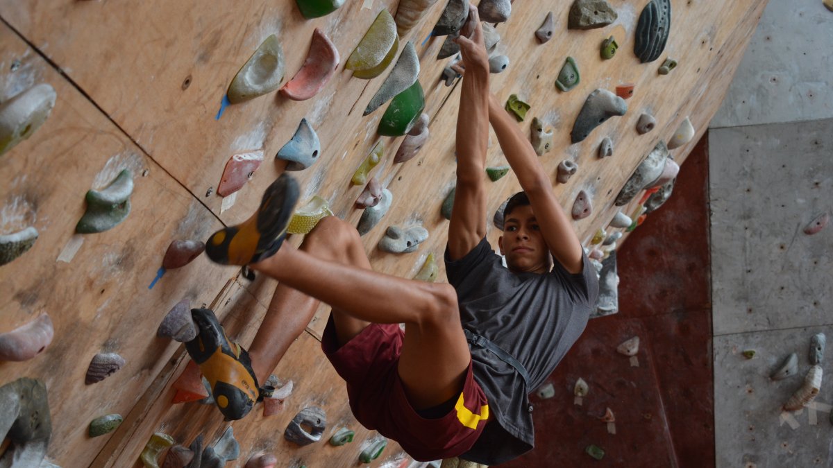 Tulio Obregón, deportista manabita, en una de sus exigentes rutinas en el muro de escalada.