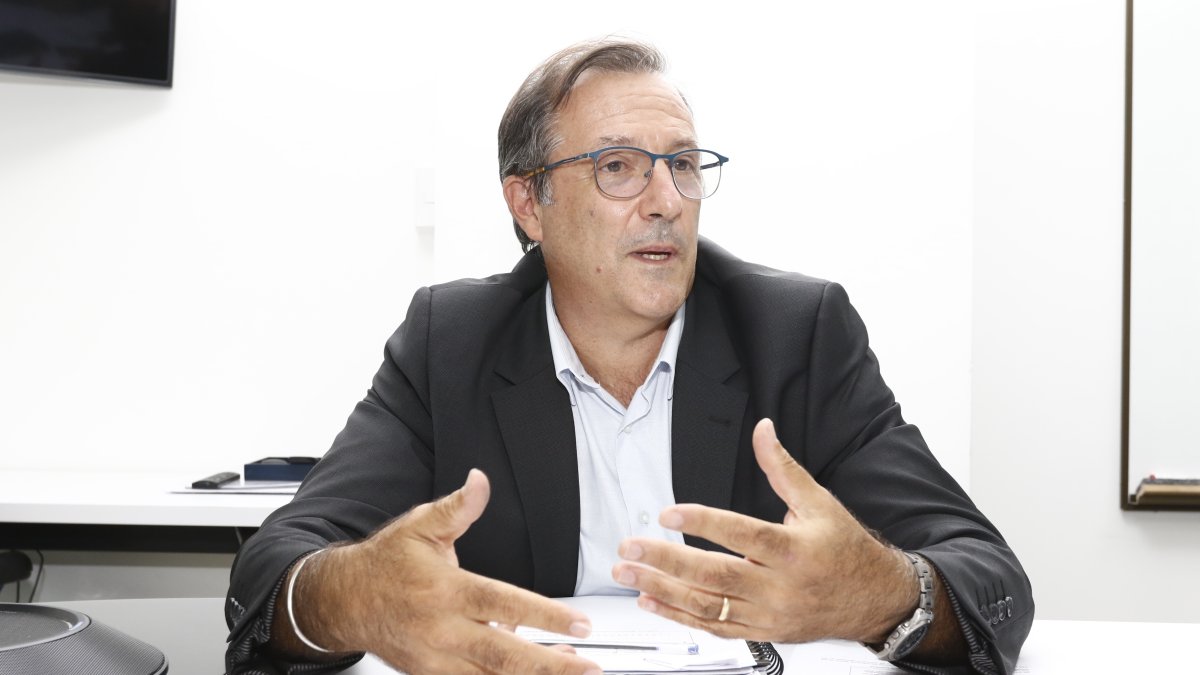 Jerome Cardineau. Es ingeniero especializado en ingeniería marina en campos petroleros. Desde septiembre de 2020 es el director general de Veolia Ecuador, empresa francesa que opera al consorcio Interagua.