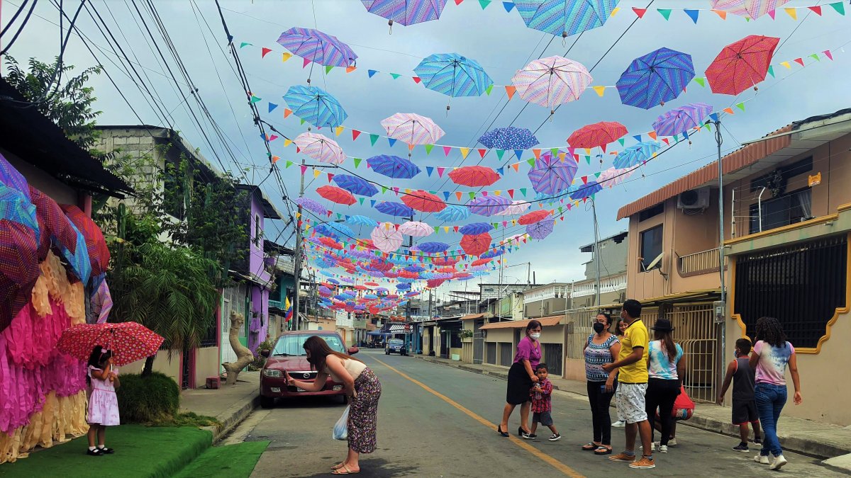 Familias. Habitantes de los vecindarios aledaños recorren Rosa María para fotografiarse.