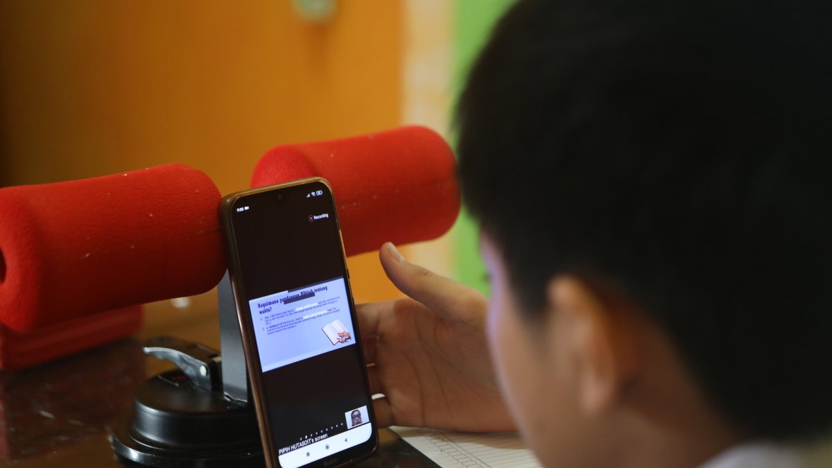 Un estudiante siguía una clase desde su movil en Banda Aceh, Indonesia, el pasado mes de julio.