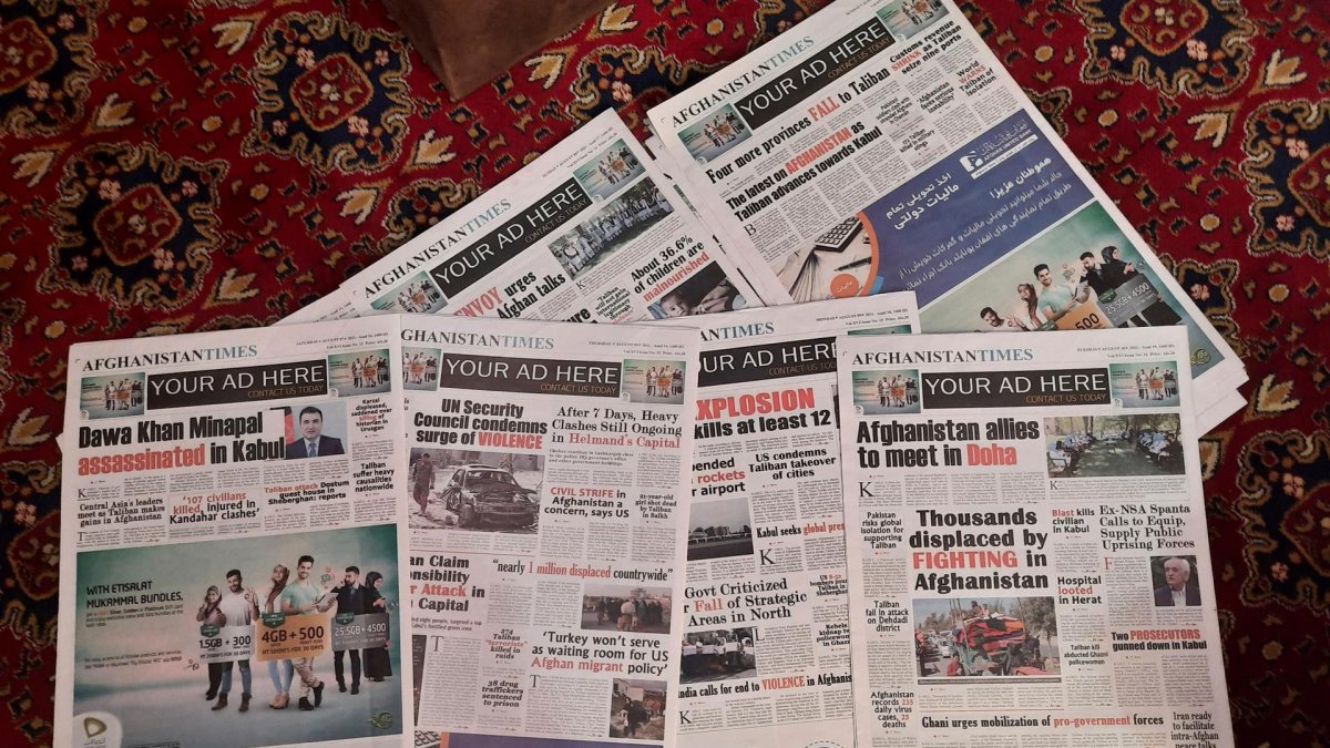 En la imagen, varios ejemplares del diario Afghanistan Times.