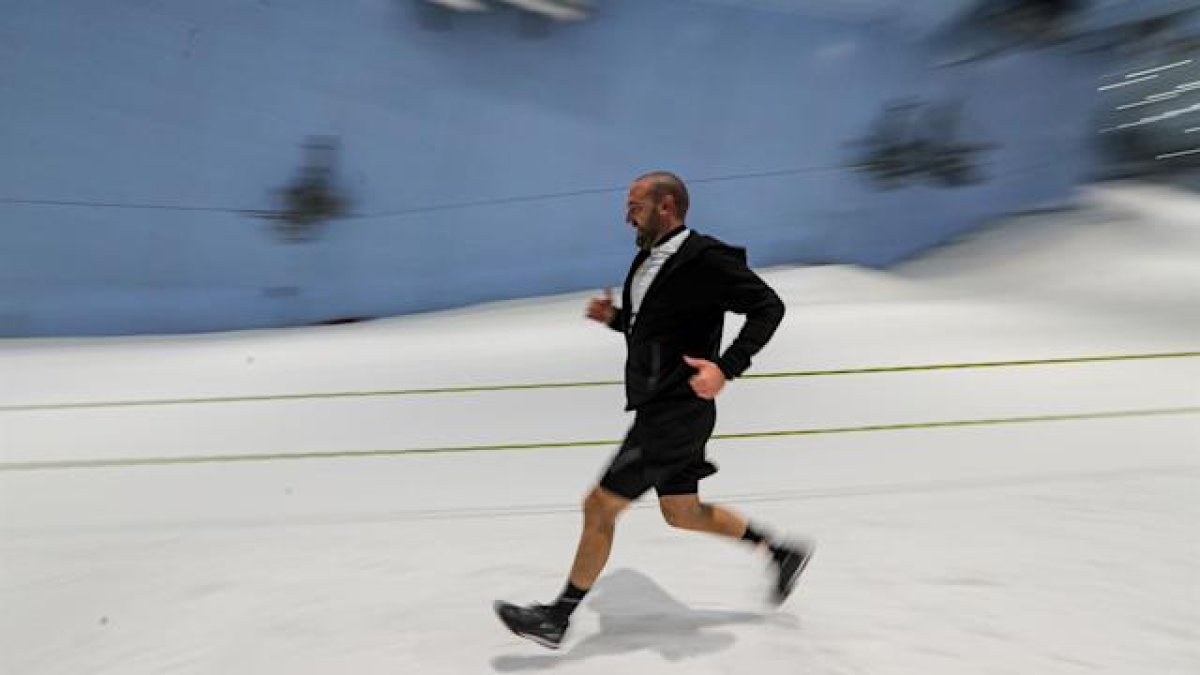 Esta es la segunda edición de la carrera sobre nieve organizada por el Consejo de Deportes de Dubái en este centro comercial que cuenta con pistas de esquí, un parque de juegos en la nieve y otras actividades para vivir una experiencia alpina en medio del desierto.