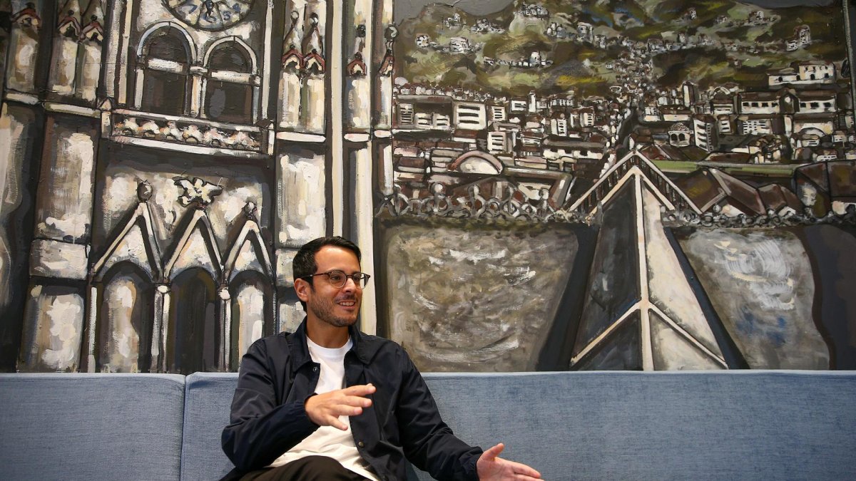 El músico español Alejandro Guillan, habla en una entrevista a Efe, hoy viernes, en Quito (Ecuador).