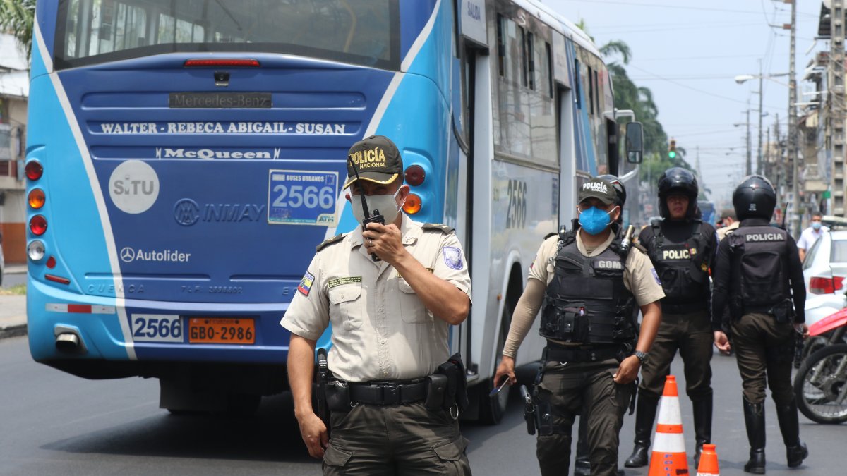 Acción. La Policía Nacional hace un operativo al sur de Guayaquil.
