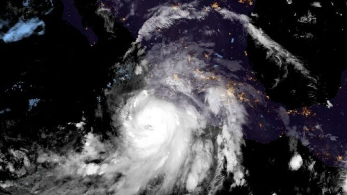 El fenómeno natural es monitoreado por el Centro Nacional de Huracanes (NHC) de EE. UU. 