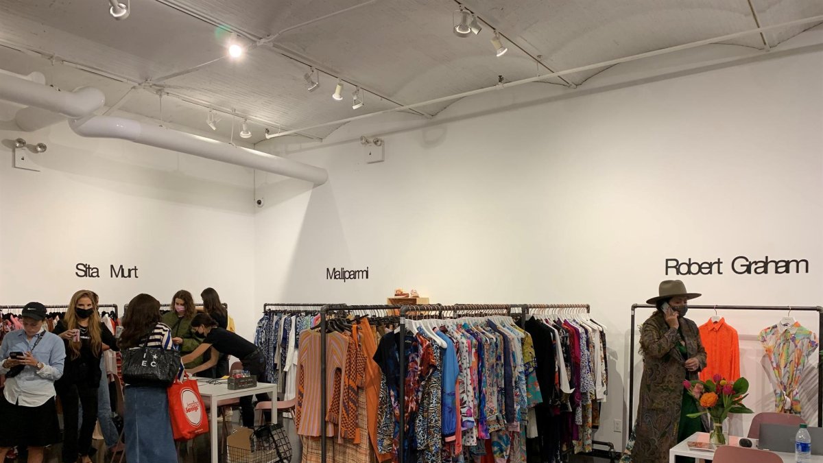 Varias personas miran los diferentes diseños de las marcas participantes en la feria FashionLab Market hoy viernes en Nueva York.