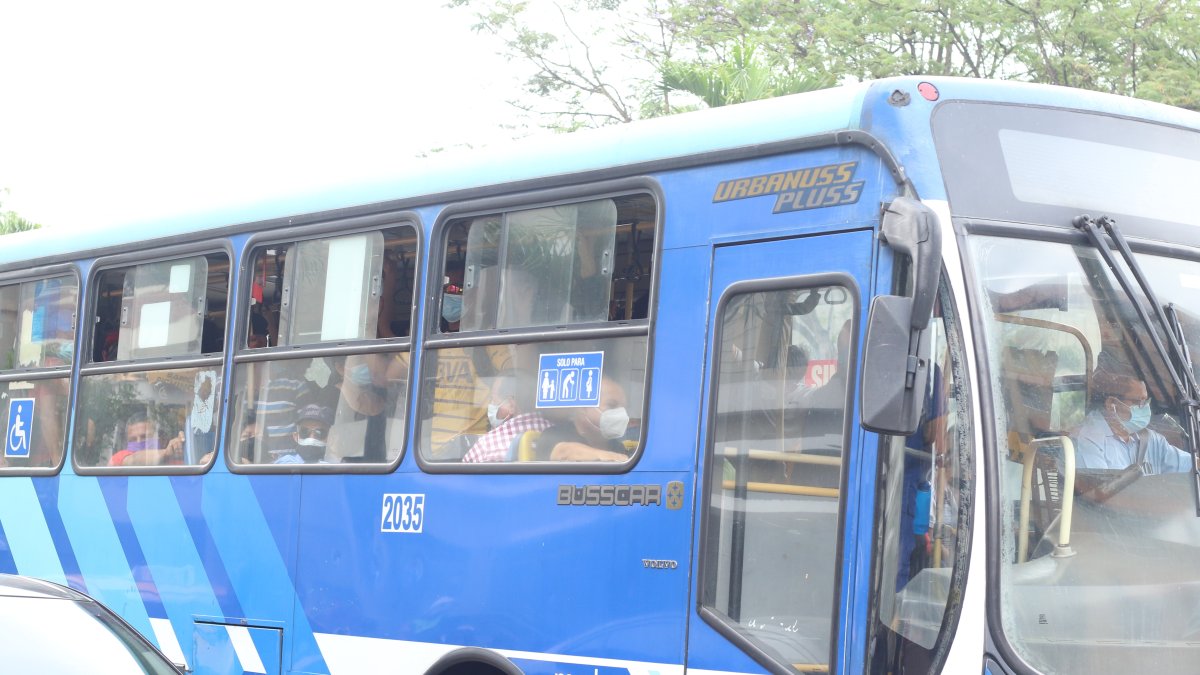 Transporte. Así se veía un articulado de la Metrovía hoy al mediodía, viernes de 17 de septiembre..
