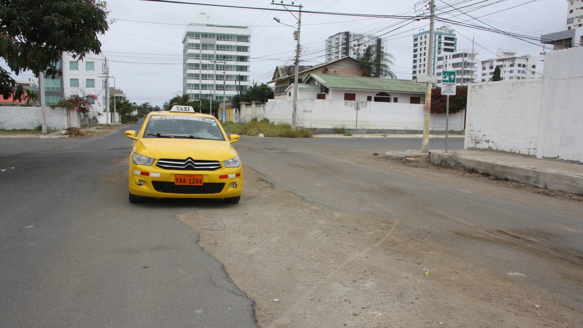 Escenario. Los conductores caen a los huecos que se han formado en la arteria.