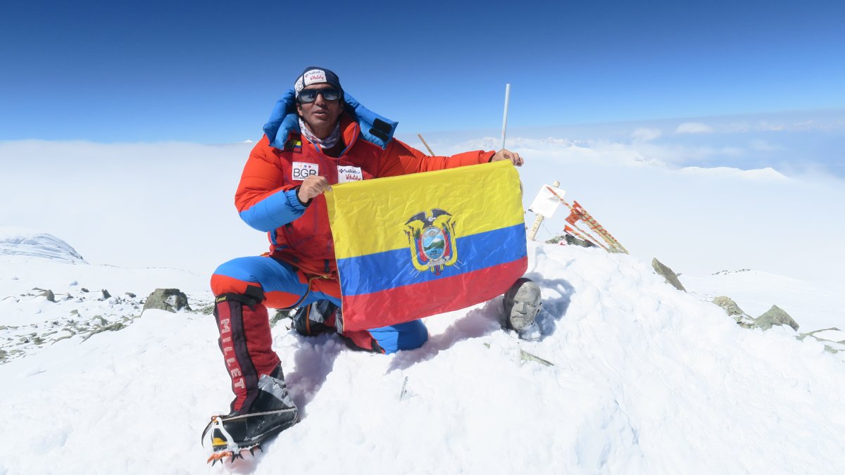 El montañista ecuatoriano Santiago Quintero luce la bandera tricolor en la cumbre del pico Lenin, a 7.165 metros de altura.