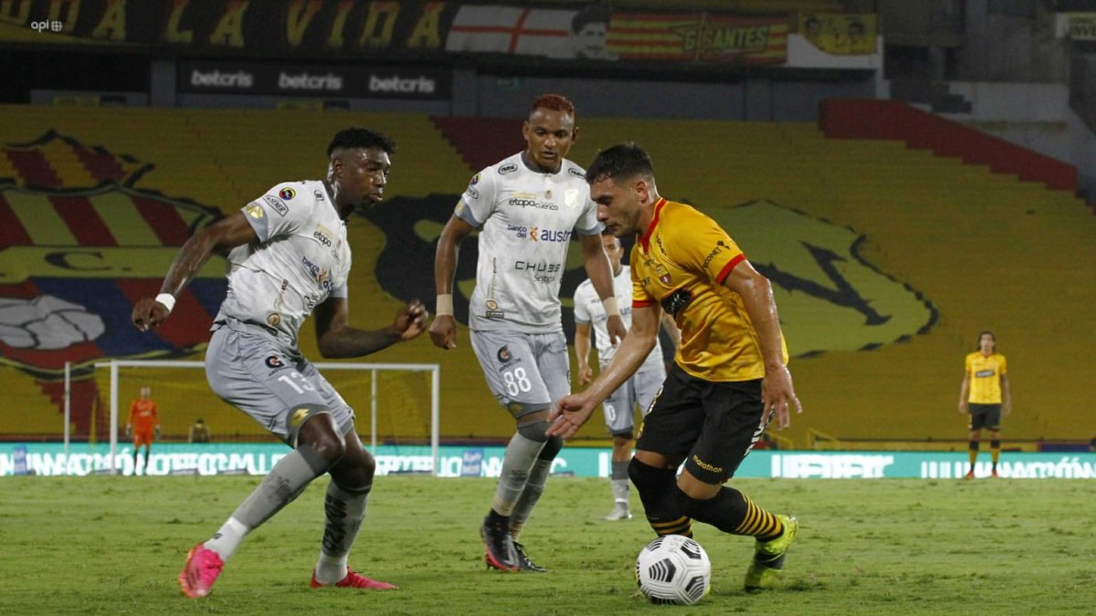 Barcelona gana el primer tiempo en su encuentro con Deportivo Cuenca.