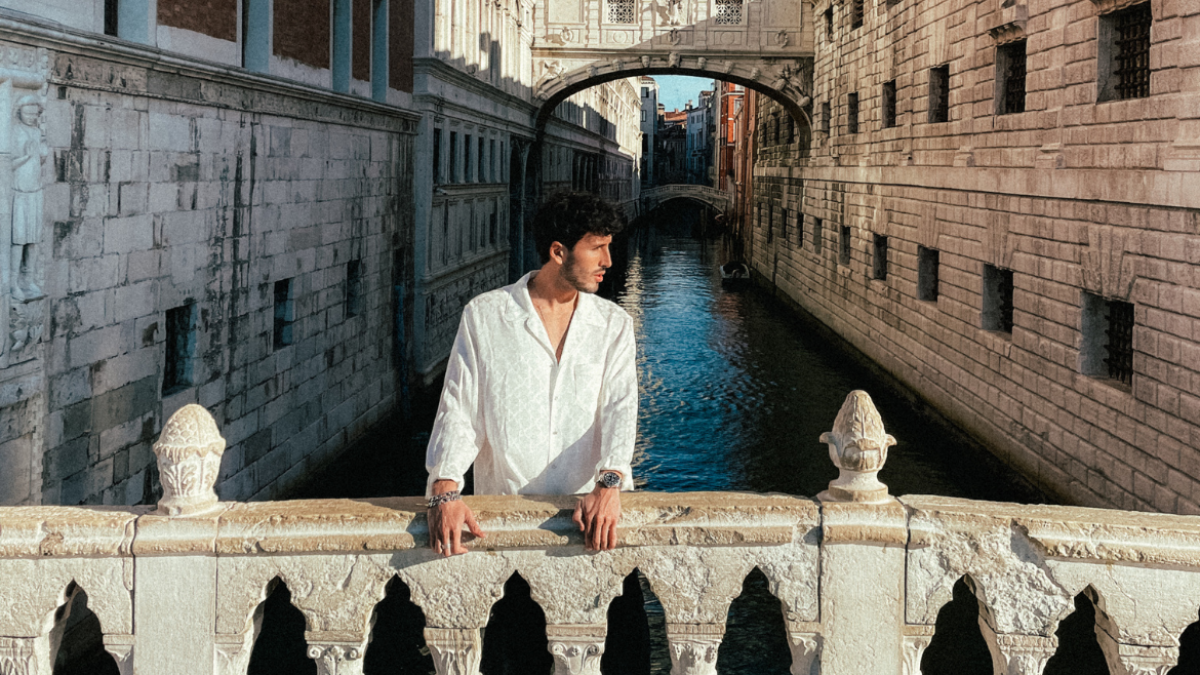 Tarde es el primer clip audiovisual que el artista colombiano dirige y edita.