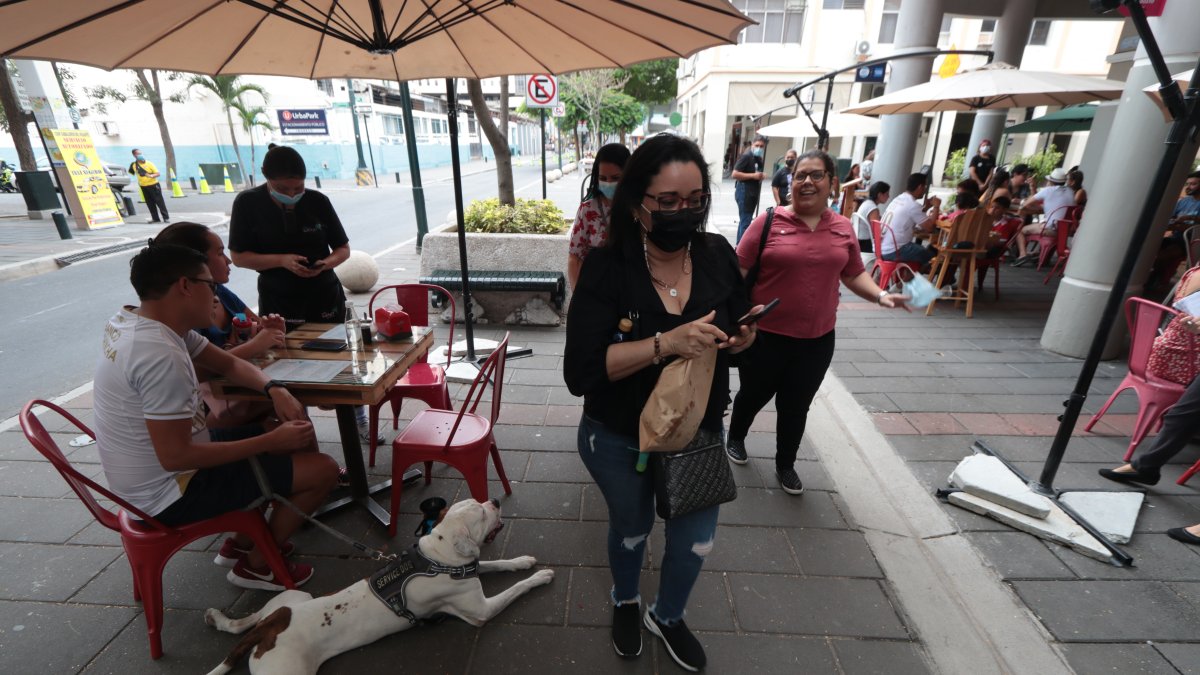 Amigos y familias llegaron a la calle Panamá que está peatonalizada.
