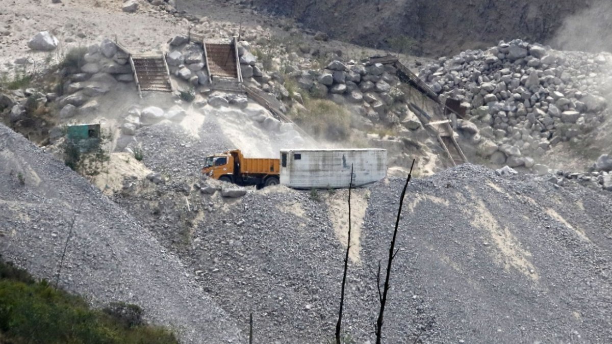 Pomasqui. Hay maquinaria operando en la cantera.